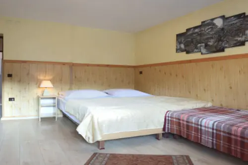 Łóżka w pokoju trzyosobowym Apartamentu Szarotka