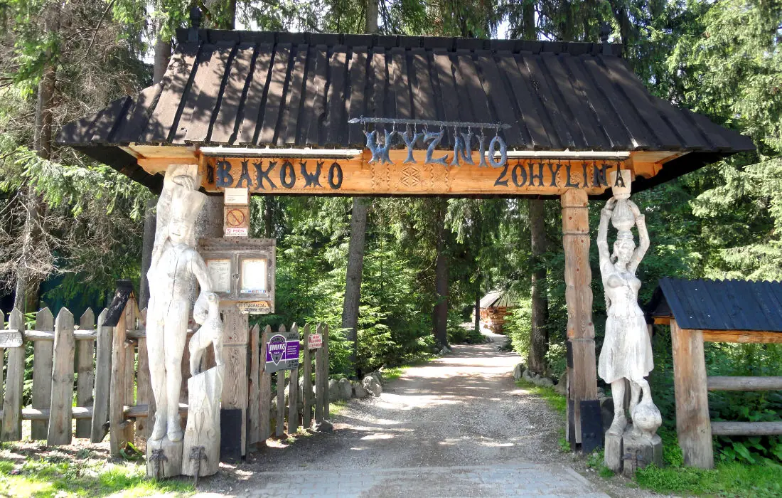 Wejście do Karczmy Bąkowo Zohylina w Zakopanem