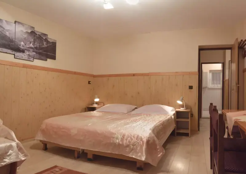 Pokój trzyosobowy widziany od strony okna