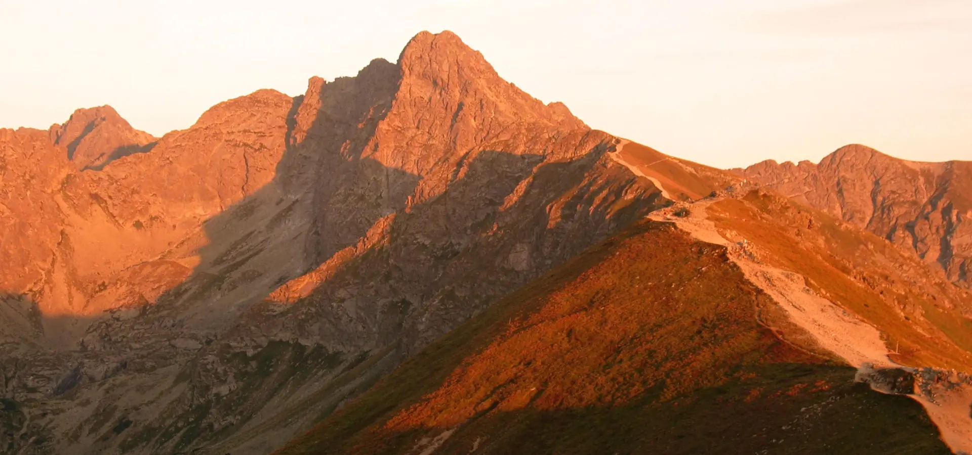 Giewont oświetlony ciepłym światłem zachodzącego słońca