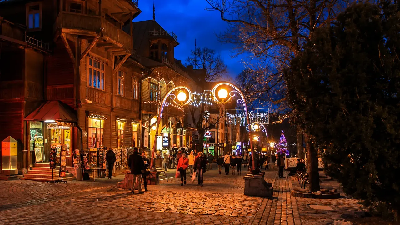 Zakopane nocą z widokiem na Tatry